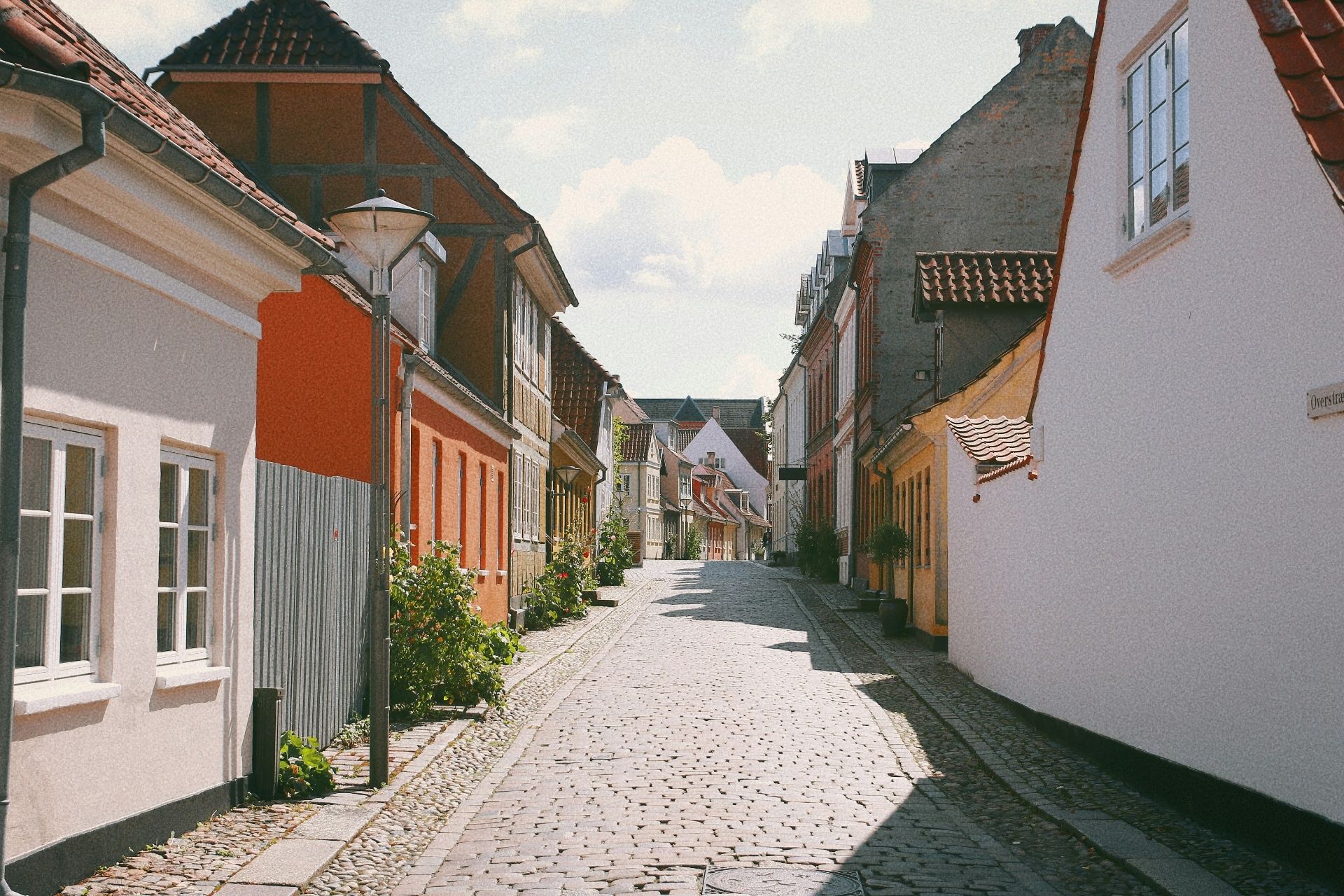 Historisk gade i Odense med charmerende gamle bygninger - hjemsted for Vinland Digital
